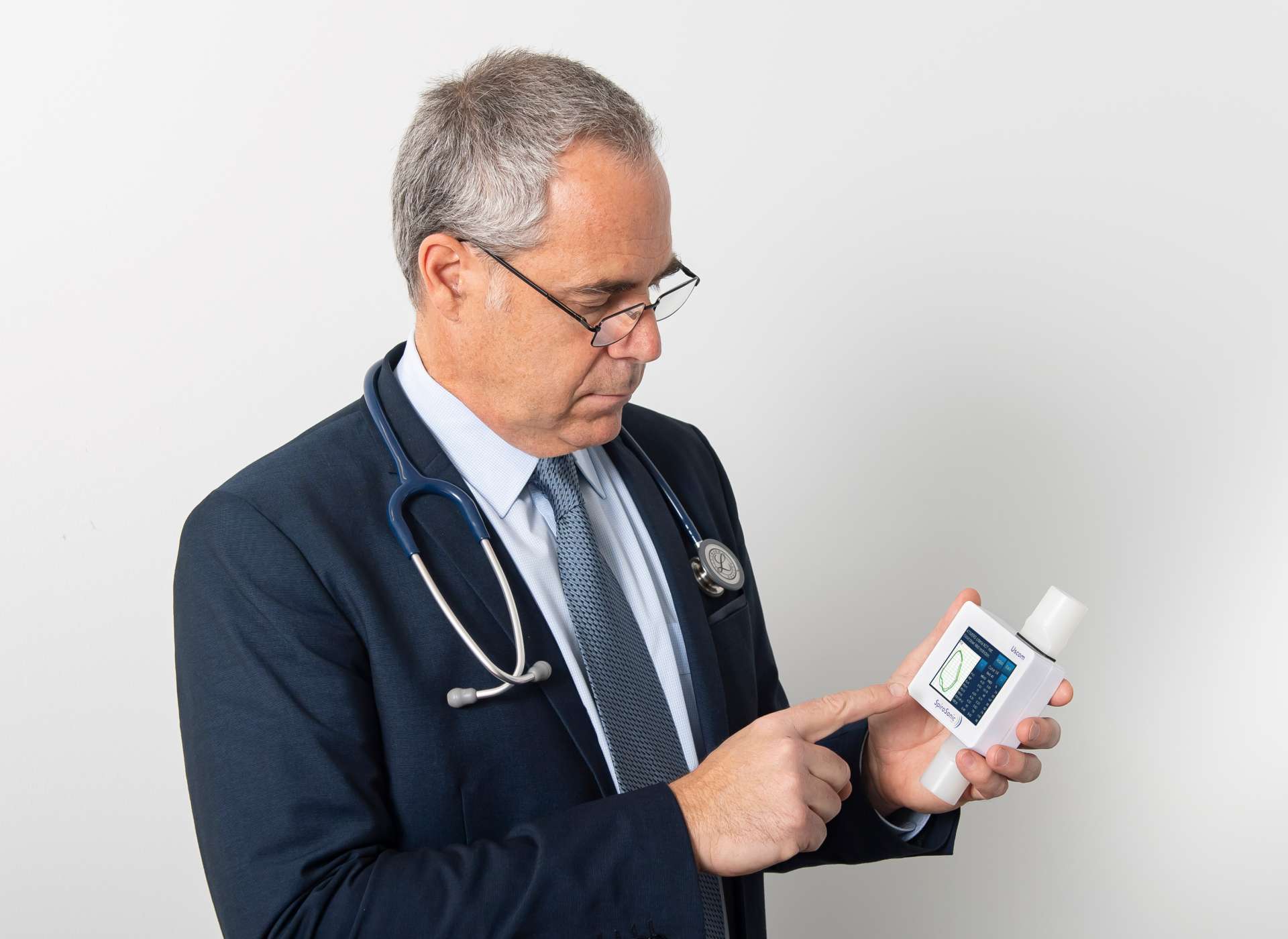 SpiroSonic SMART ultrasonic spirometer Man holds SpiroSonic SMART ultrasonic spirometer